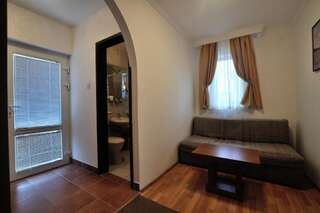 Отель Hotel Djuric Петровац Семейный номер-6