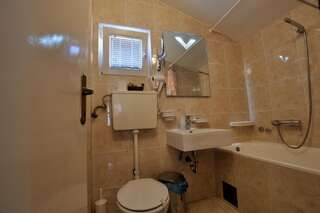 Отель Hotel Djuric Петровац Семейный номер-8